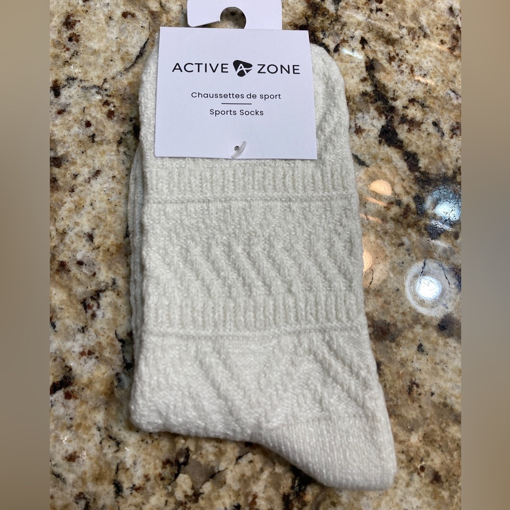 NWT Active Zone Textured Knit Oatmeal Cosy Socks